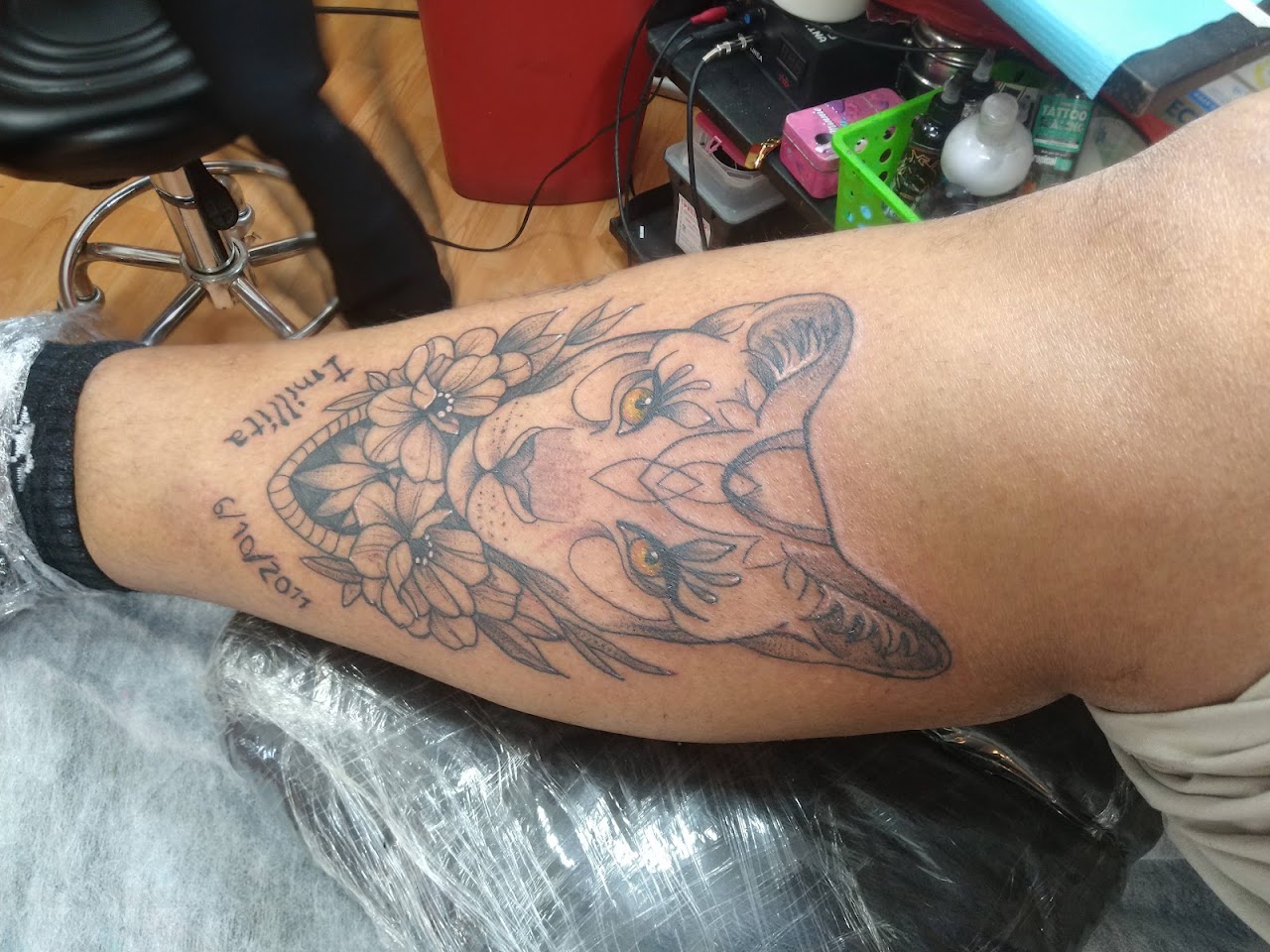 Tatuaje de león con flores